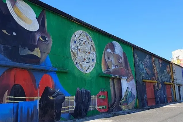 Industribyggnad med graffiti. Foto.